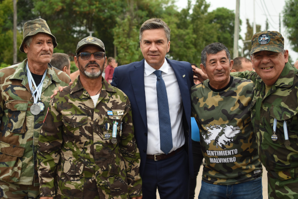 El gobernador del Chaco, Leandro Zdero, con ex combatientes de Malvinas en el acto central realizado en Presidencia de la Plaza.