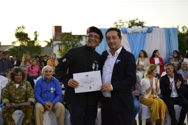 Alejandro Barcala, en nombre del Concejo Deliberante de Charata entregando un reconocimiento al ex combatiente Negrito Gutíerrez,