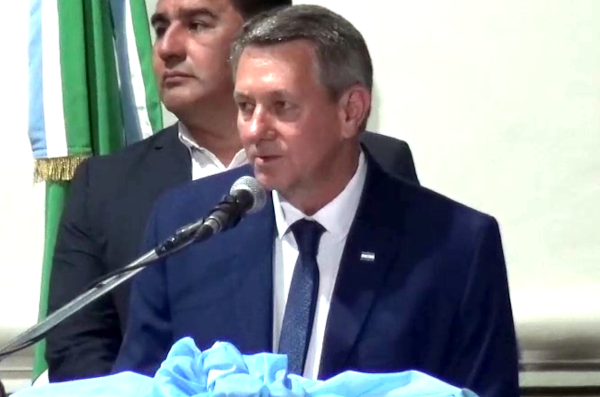 Rubén Rach dando su discurso de asunción en el municipio de Charata.