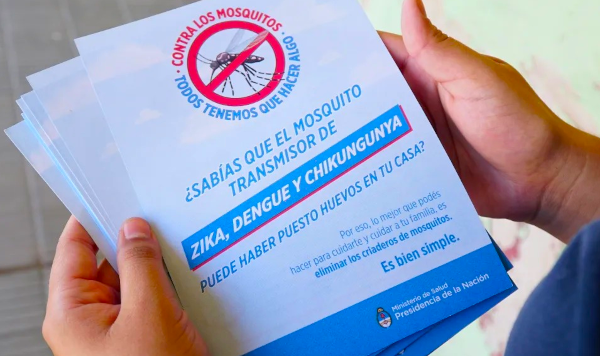 Entrega de folletos en Charata en el marco de la lucha contra el mosquito que transmite el dengue