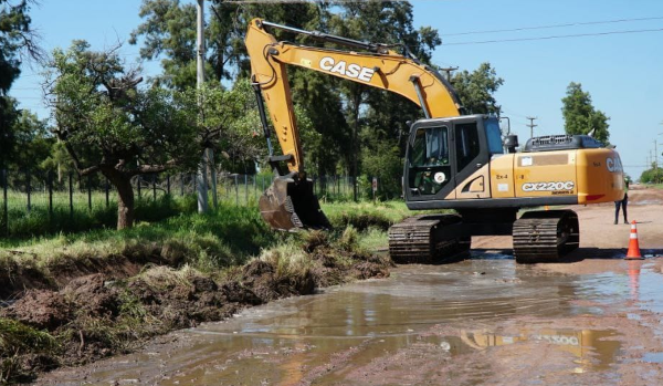 Maquinas limpiando canales en Charata tras fuertes lluvias en Enero 2024.