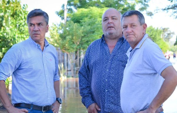 El intendente de Charata, Rubén Rach y el gobernador del Chaco, Leandro Zdero, recorriendo los barrios inundados en Charata.