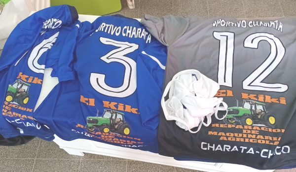 Sportivo Charata presentó su nueva camiseta con sponsor para el fútbol.