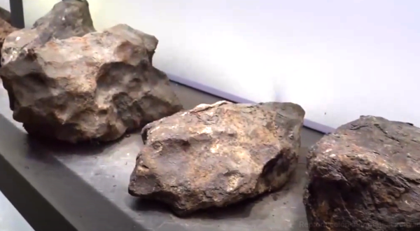 Colección de trozos de meteoritos en Campos del Cielo, Gancedo, Chaco.
