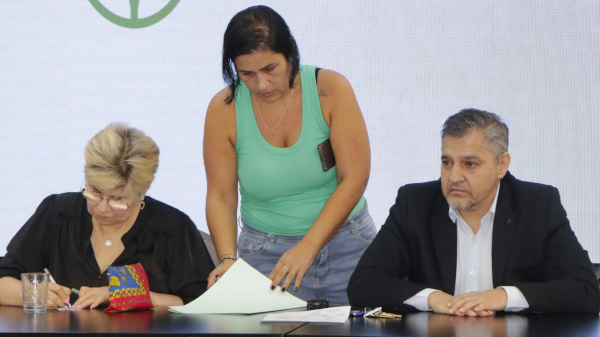 Firma del acuerdo que asegura el pago de la cláusula gatillo a los docentes de Chaco.