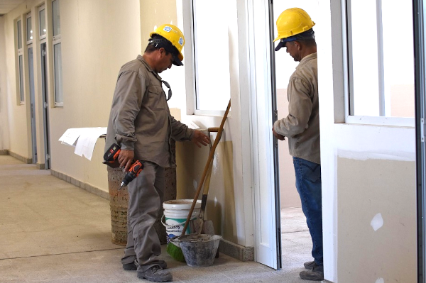 Obreros trabajando en el reinicio de las obras en el Hospital Enrique V. de Llamas