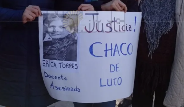 Docentes marchando, pidiendo justicia ante el asesinato de la Bibliotecaria Érica Torres, ocurrido entre Charata y Las Breñas, Charata.