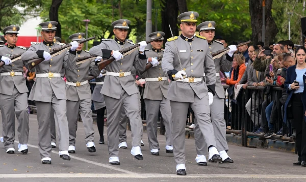 Desfile cívico militar en Resistencia por el 25 de mayo.