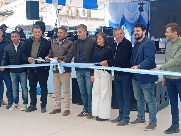 Leandro Zdero inaugurando mejoras edilicias en el Club Cooperativa de Charata.