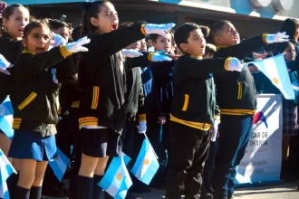 Alumnos de Chaco jurando lealtad a la Bandera Argentina.