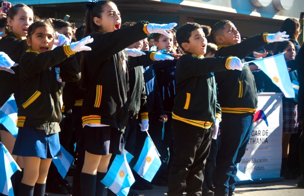 Alumnos de Chaco jurando lealtad a la Bandera Argentina.