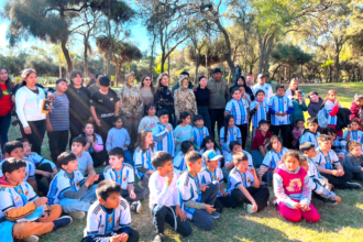Alumnos en parque de los meteoritos en Gancedo, Chaco.