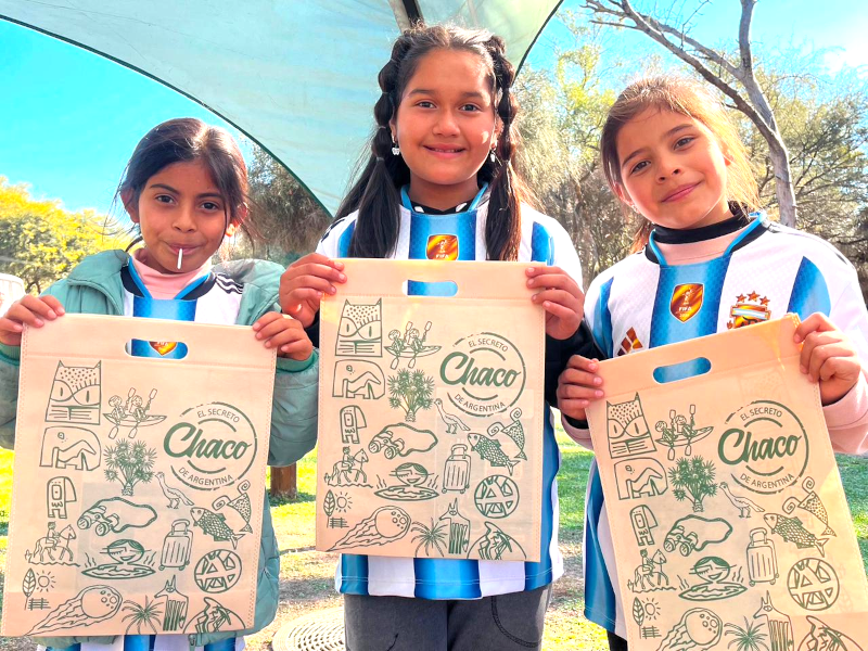 Alumnos chaqueños conociendo el parque de los meteoritos en Gancedo, Chaco,