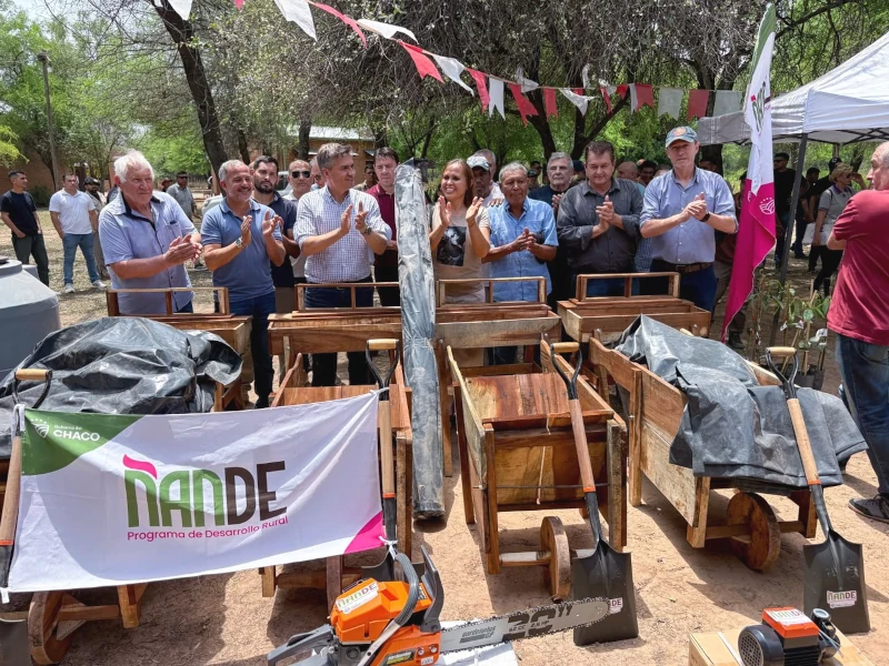 Entrega de herramientas a pequeños productores en Chaco