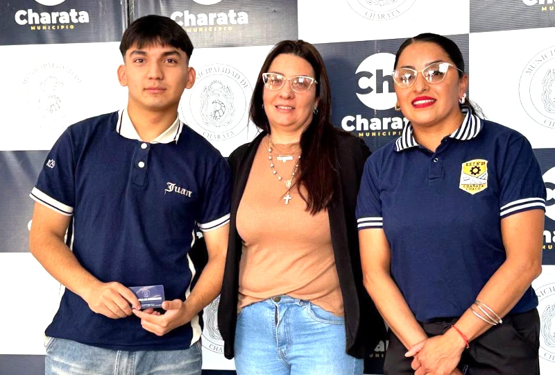 Entrega de carnet de conductor a alumnos en Charata